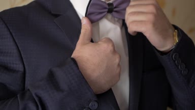 Damat kravat yay düzeltiyor.