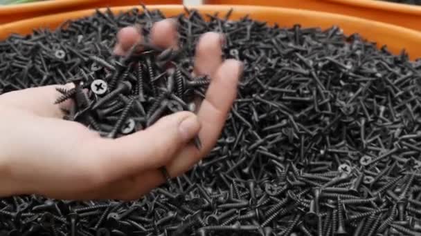 Tornillos autorroscantes en la tienda — Vídeo de stock