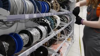 Bir çalışan inşaat dükkanda