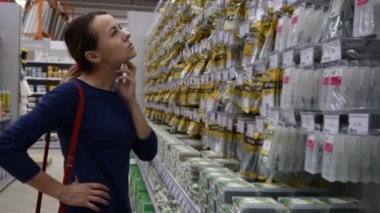 Kız raf mağaza önünde duruyor