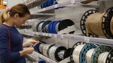 Alıcı madde inşaat dükkanda seçer.