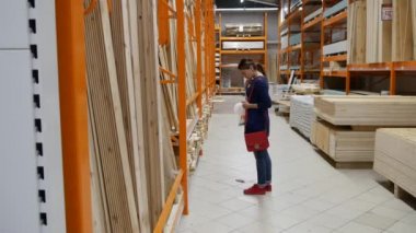 Alıcı madde inşaat dükkanda seçer.