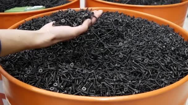 Tornillos autorroscantes en la tienda — Vídeo de stock