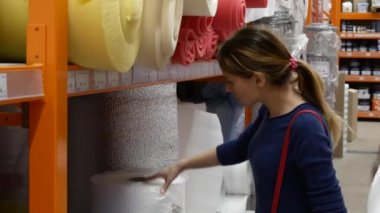 Alıcı inşaat dükkanda