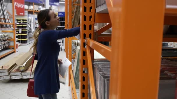 El comprador mira el precio — Vídeos de Stock