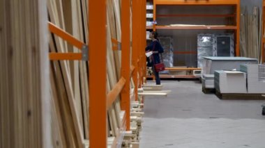 Müşteri raf mağaza önünde duruyor