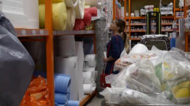 Müşteri raf mağaza önünde duruyor