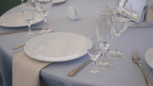 Servir mesa de boda — Vídeos de Stock