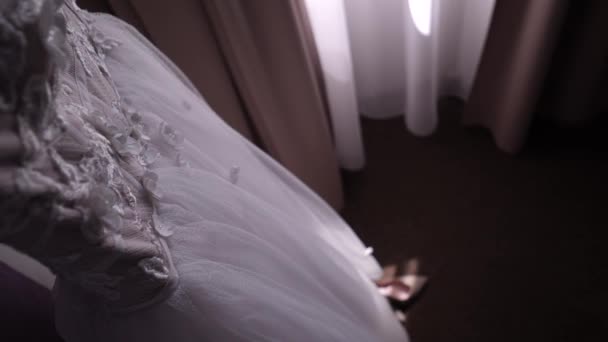 Весільна сукня перед спробою — стокове відео