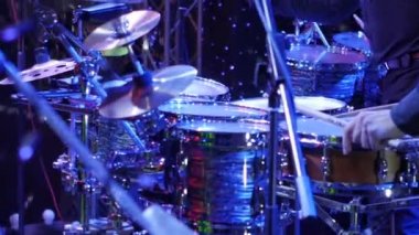 Bir grup davul çalmaya davulcular