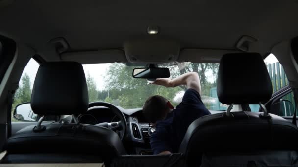 男は車のインテリアをクリーンアップします。 — ストック動画