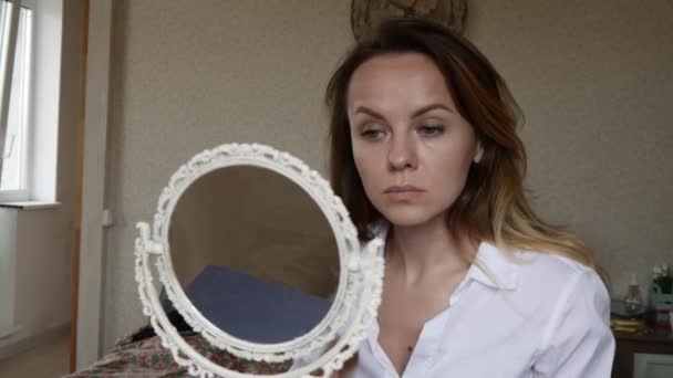 Ragazza fa il trucco a casa — Video Stock