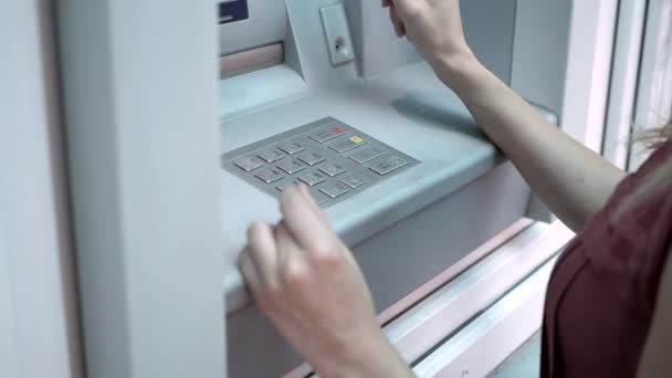 PIN-код в банкомате — стоковое видео