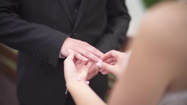 Свадебное кольцо одеваются — стоковое видео