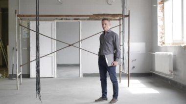 Bir adam kapalı onarım inceler