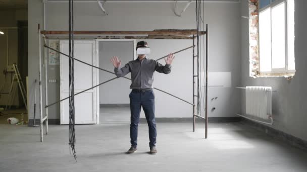 Man uses virtual reality glasses — Stock Video
