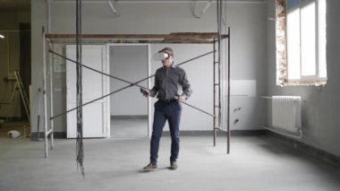 Adam sanal gerçeklik gözlük kullanır