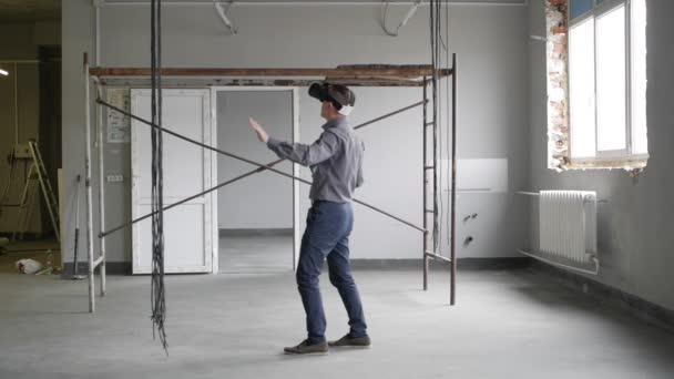 Человек использует очки виртуальной реальности — стоковое видео
