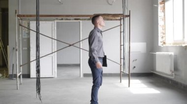 İnşaat sahasında telefonda konuşan işadamı