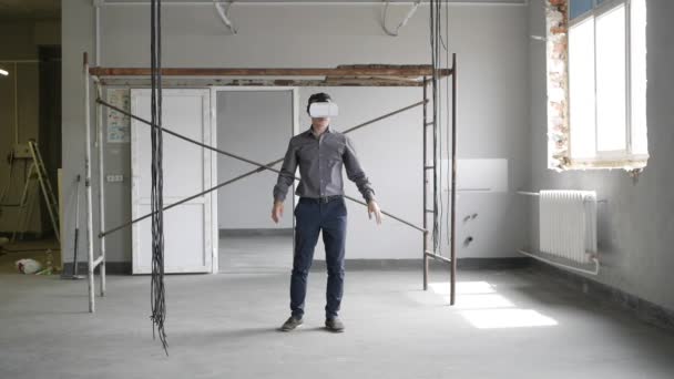 Человек использует очки виртуальной реальности — стоковое видео