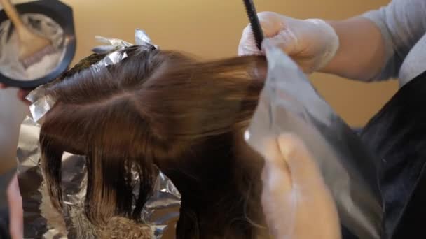 Coloração de cabelo na barbearia — Vídeo de Stock