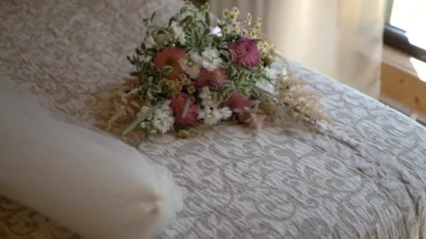 Ramo de boda se encuentra en la cama — Vídeo de stock