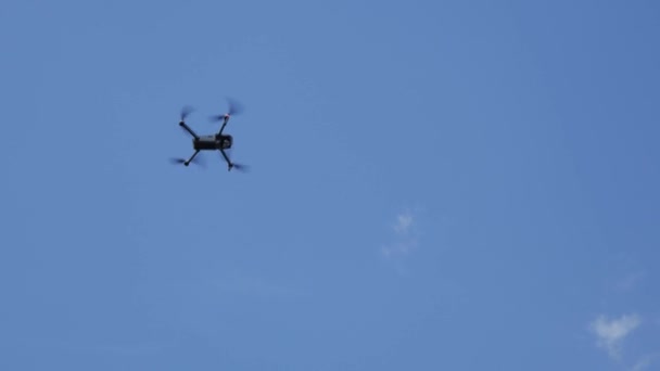 Drohne fliegt in die Luft — Stockvideo