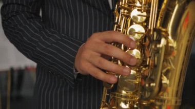 Saksofoncu saksafon çalar