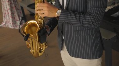 Saksofoncu saksafon çalar