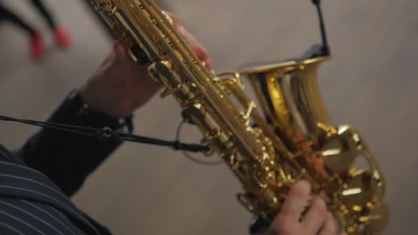 Saxofonista toca saxofone — Vídeo de Stock