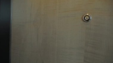 kapısını çalıyor