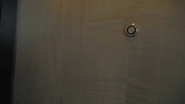 kapısını çalıyor