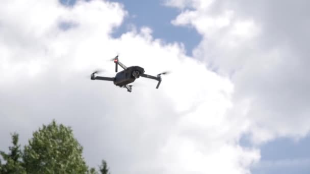 Dron létá ve vzduchu — Stock video