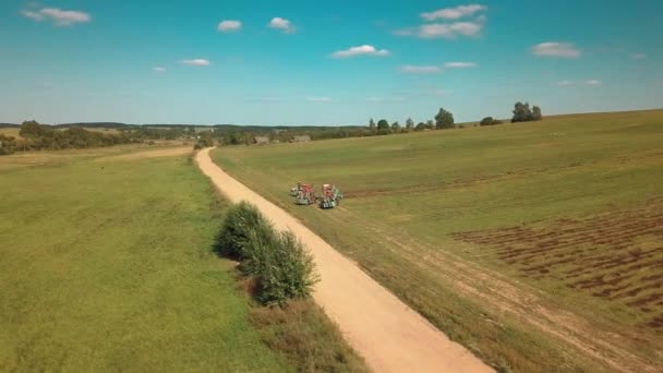 Drone repül át mezőgazdasági gépek — Stock videók