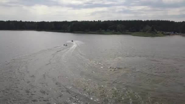 Attraction d'eau sur le lac 