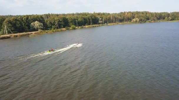 Atração de água no lago — Vídeo de Stock