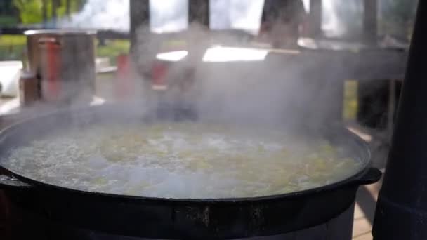 Cocinar en un caldero — Vídeos de Stock