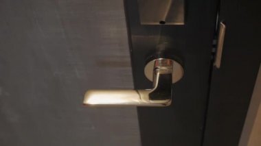 Adam kapıyı açar.