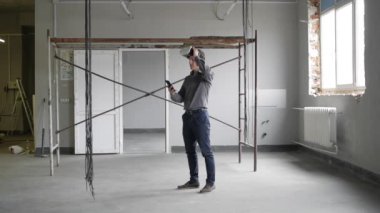 Adam sanal gerçeklik gözlük kullanır