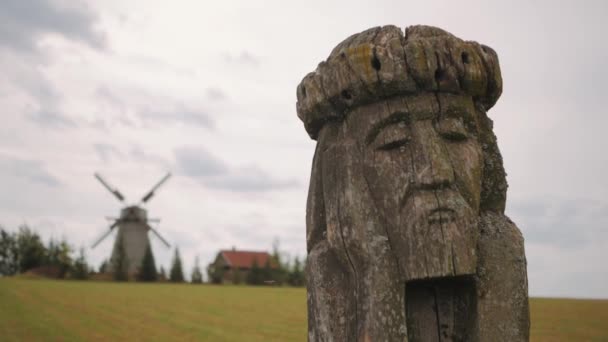Древняя деревянная статуя — стоковое видео