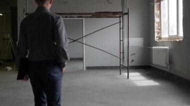 İnşaat sahasında telefonda konuşan işadamı