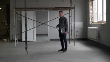 İnşaat sahasında telefonda konuşan işadamı