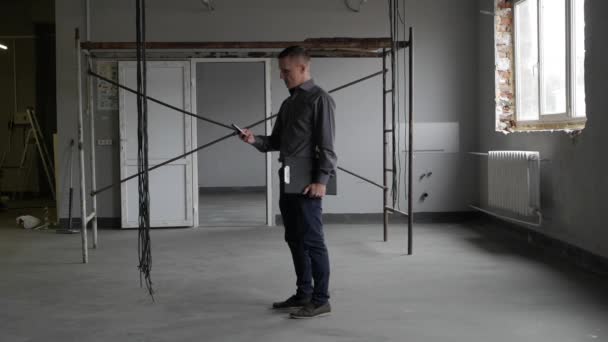 Businessman talking on the phone at the construction site — Stock Video