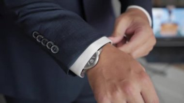 Adam onun kollu gömlek ayarlar
