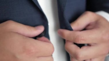 Bir adam bir işletmede sui