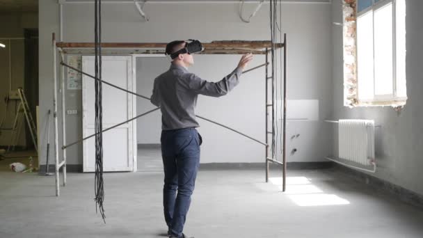 Man använder virtual reality-glasögon — Stockvideo