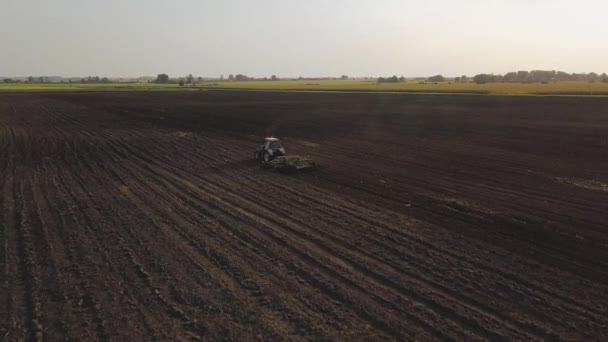 Drone aéreo disparado por um agricultor que pulveriza campos de soja — Vídeo de Stock