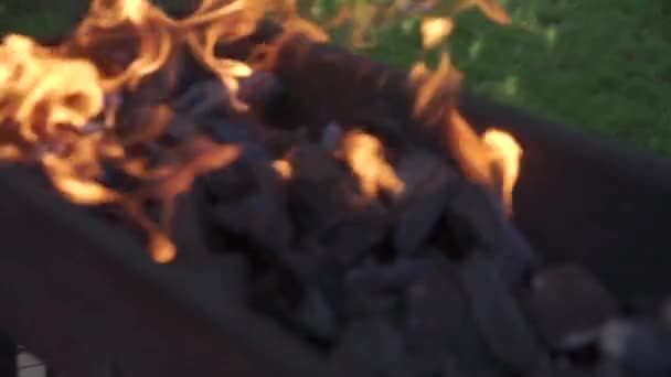 Vue des briquettes de charbon de bois enflammées chaudes qui brillent dans le barbecue Grill Pit .