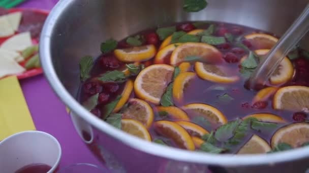 Summer drink with berries and lime — Stock Video