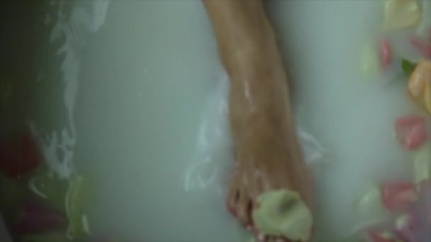 Дівчина в білій ванні з пелюстками — стокове відео
